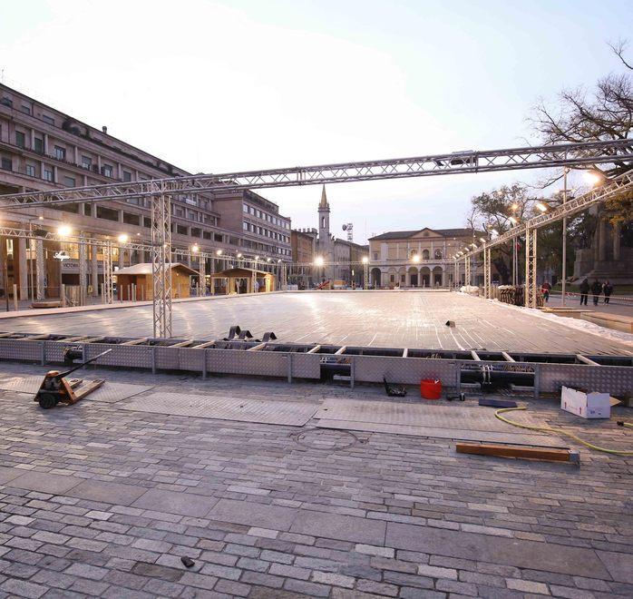 Reggio si prepara al Natale fra alberi e pista di pattinaggio 