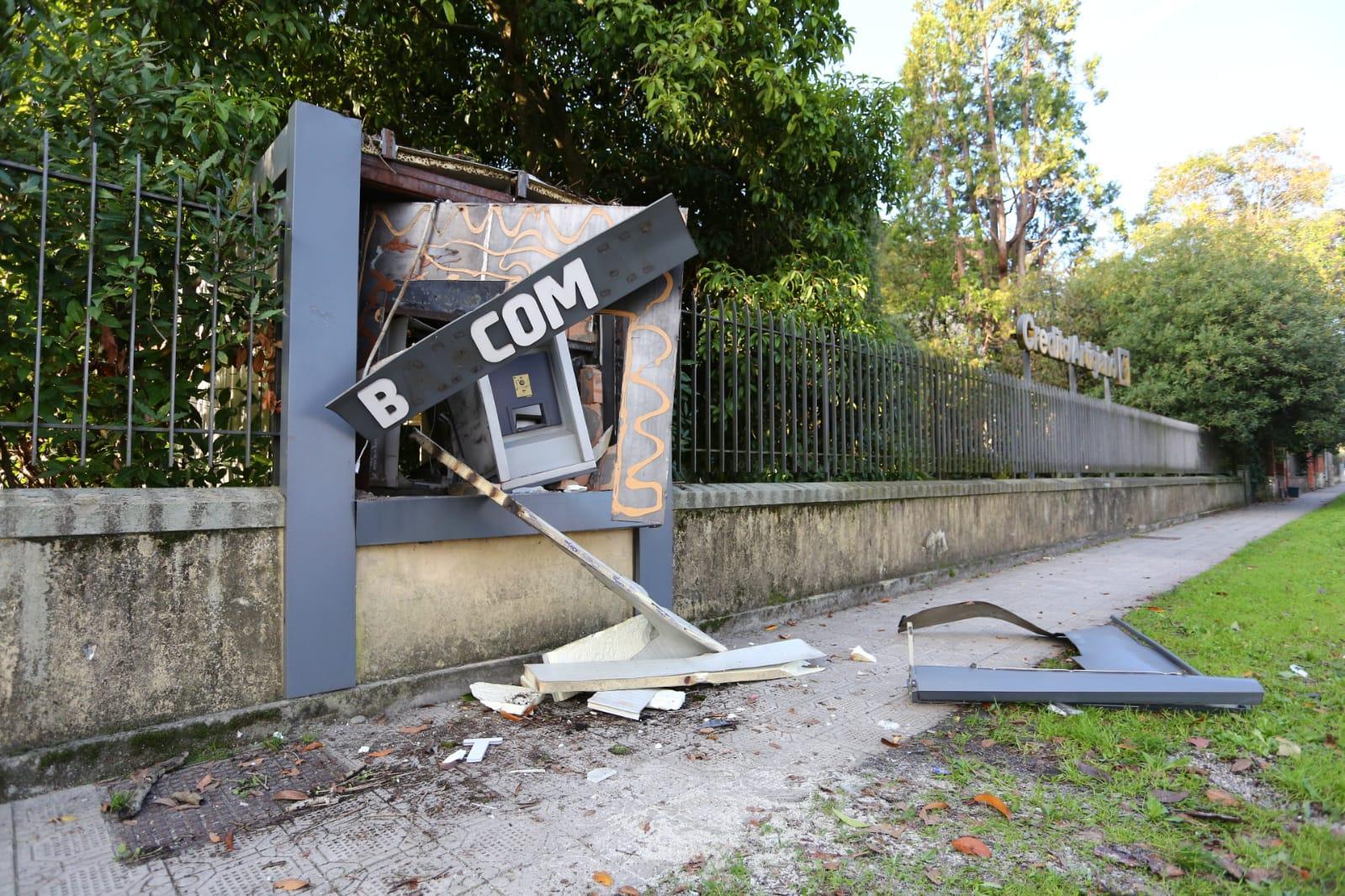 Il bancomat saltato in aria (Foto Matteo Bini)