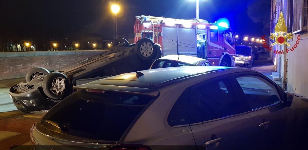 L'auto ribaltata e l'intervento dei Vigili del fuoco