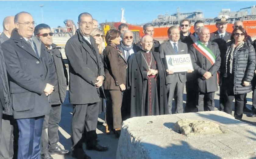 La posa della prima pietra della struttura (foto pinna)