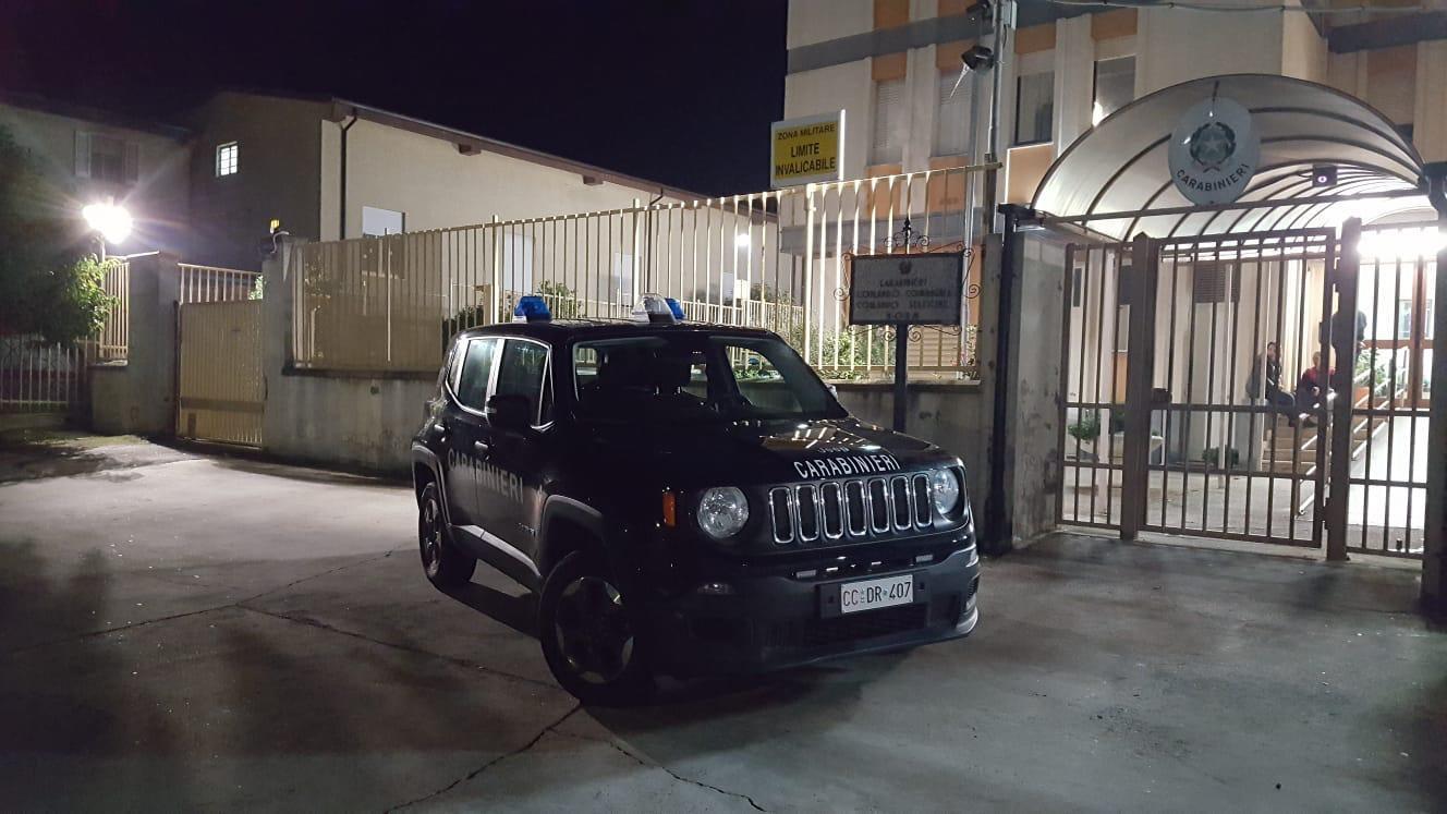 Arrestato dopo aver minacciato madre e sorella