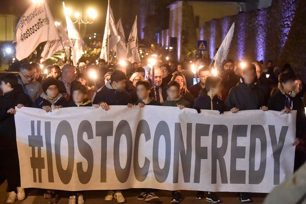 La fiaccolata a Monte San Savino aperta dallo striscione tenuto dai ragazzi del paese