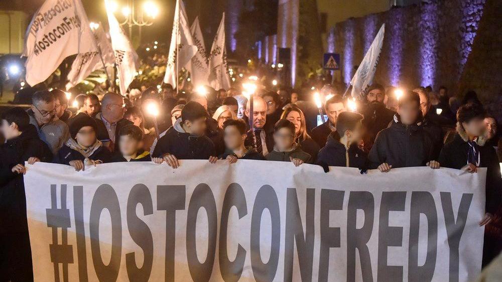 La fiaccolata a Monte San Savino aperta dallo striscione tenuto dai ragazzi del paese