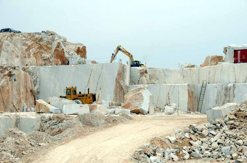 Cave sospese, 108 lavoratori a casa «Gli stipendi? Non pioveranno dal cielo» 