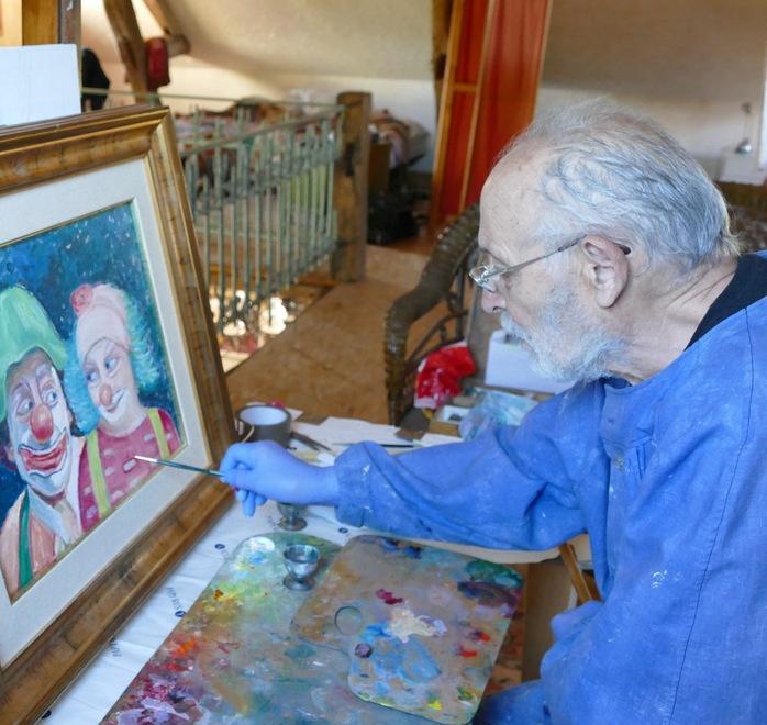 Mino Montanari mentre dipinge