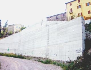 <strong>MURAGLIA E TUBI.</strong> Il muro sotto al paese e le fogne a perdere nei campi