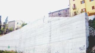 <strong>MURAGLIA E TUBI.</strong> Il muro sotto al paese e le fogne a perdere nei campi
