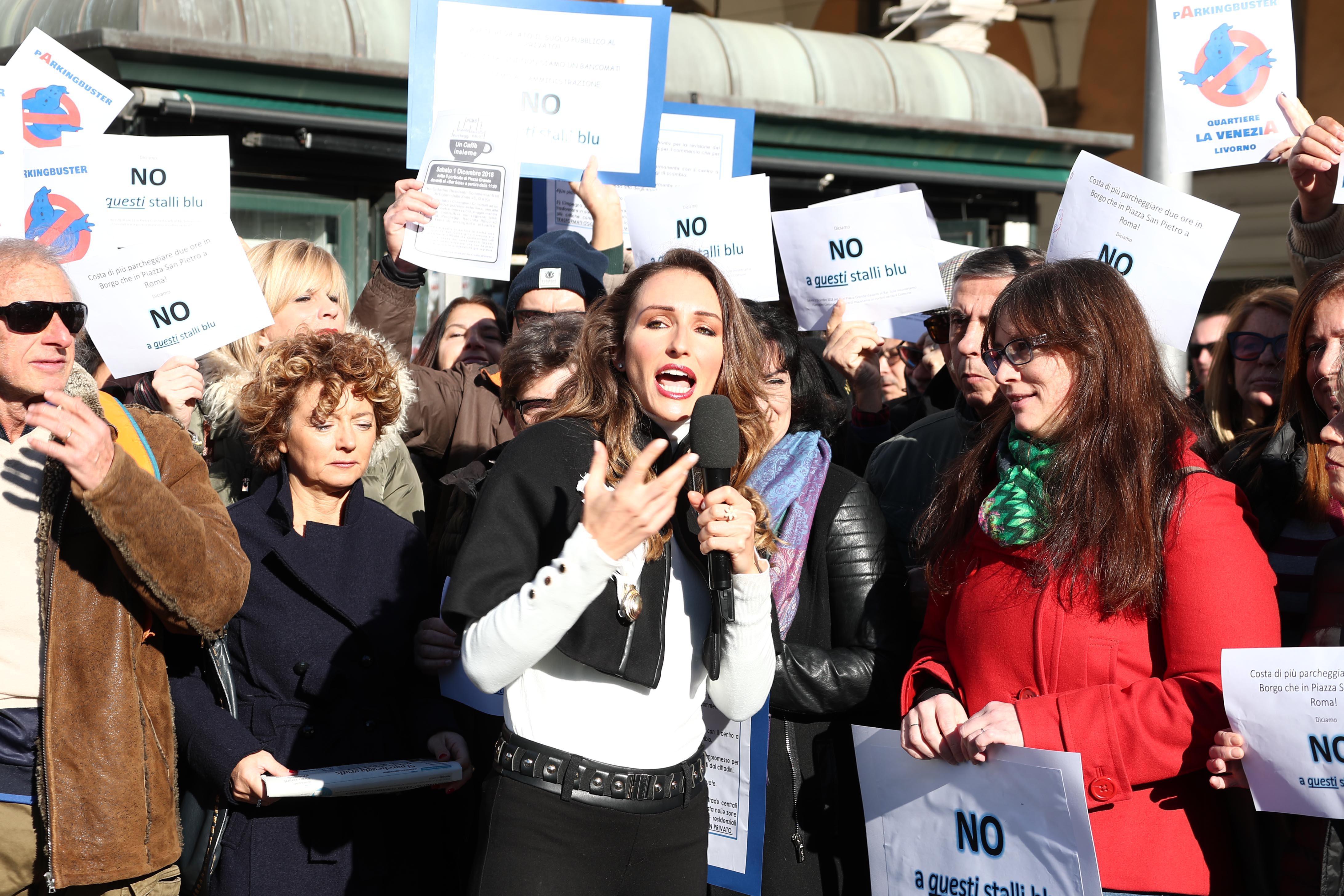 In 150 in piazza Grande per gridare "No alle strisce blu" - Video