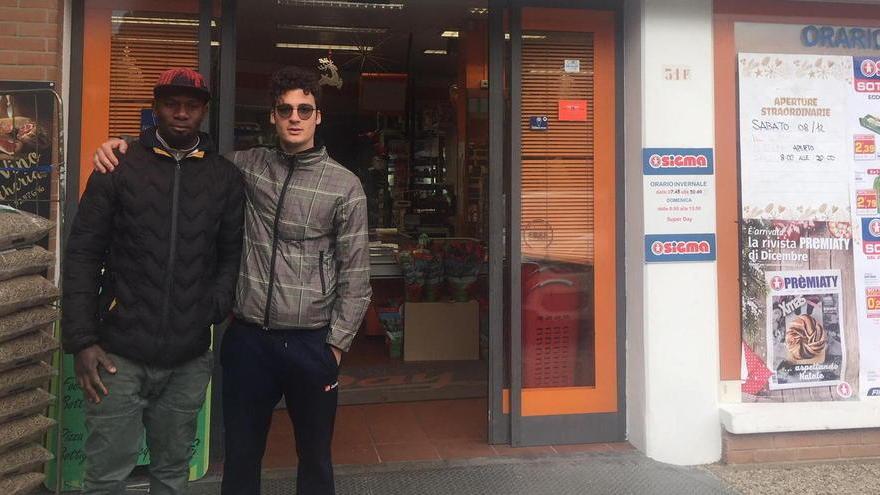 Charles, l'eroe orfano nigeriano. Il titolare del market: «Ma non posso metterlo in regola»