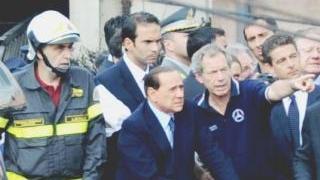 <strong>PROTAGONISTI.</strong> Silvio Berlusconi (a sinistra) in visita ai luoghi della strage con Guido Bertolaso, capo della Protezione civile