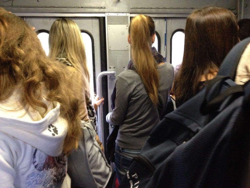 Proteste dei pendolari per i treni sovraffollati (foto d'archivio
