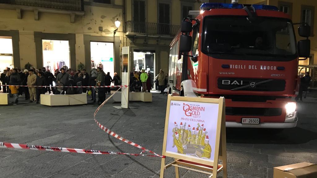 La piazza del Comune transennata dalla polizia municipale per consentire l'intervento dei vigili del fuoco