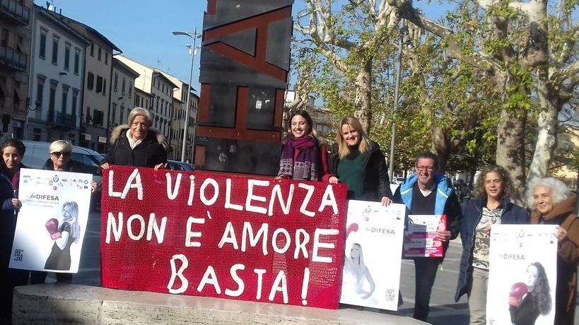 La maltratta, lo condannano e inizia con le minacce di morte