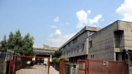 Le chiede il biglietto lei le storce una mano: a processo per lesioni