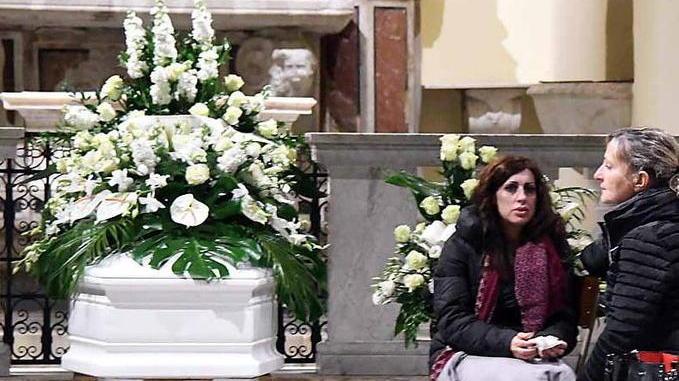 Lacrime alla camera ardente per Andrea
