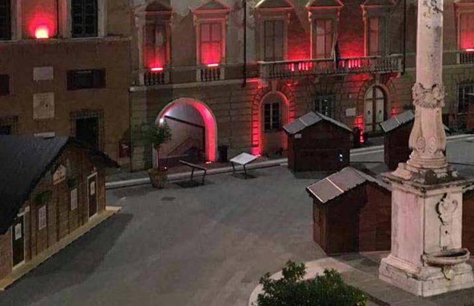 Sono 580 i casi in cura a Massa E la piazza si illumina di rosso 