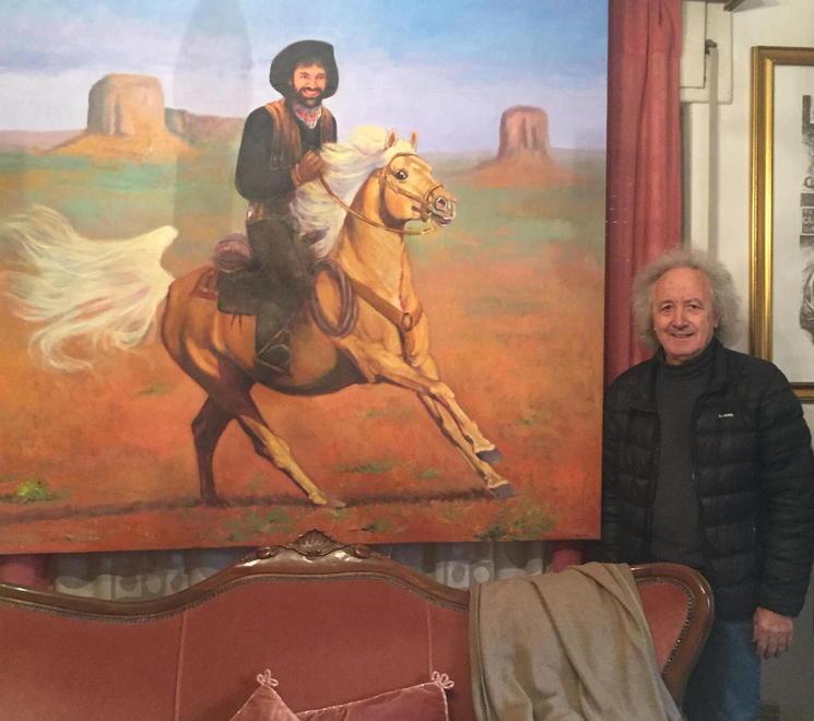 Nando Crudeli vicino al quadro che rappresenta Andrea Bocelli