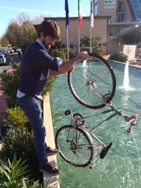 Il consigliere Del Carlo pesca una bici rubata nella fontana comunale
