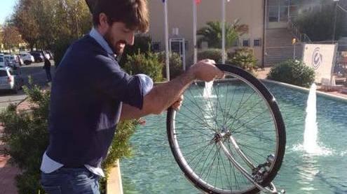 Il consigliere Del Carlo pesca una bici rubata nella fontana comunale