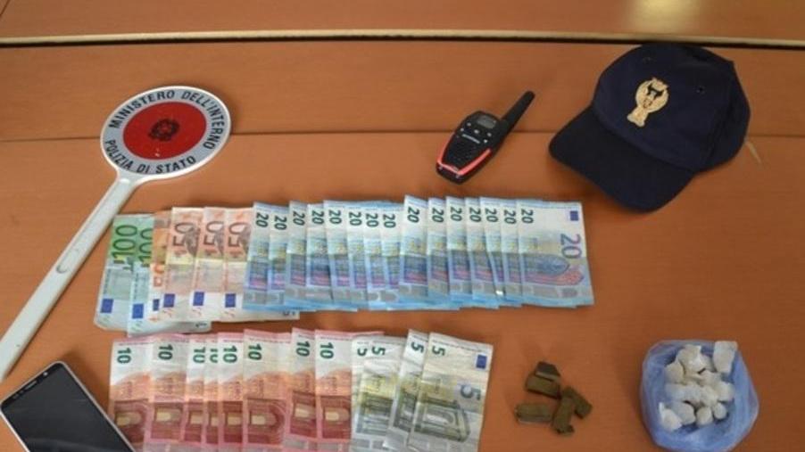 Spacciatore arrestato in pineta con cocaina e hashish pronti all’uso