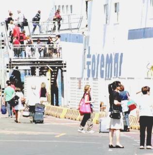 Passeggeri in attesa di imbarco su una nave Toremar