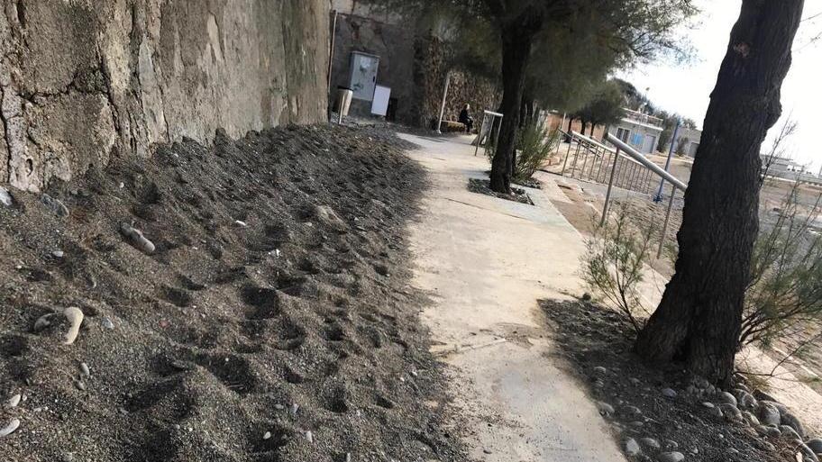 Cumuli di sabbia e buche passeggiata lungomare ko