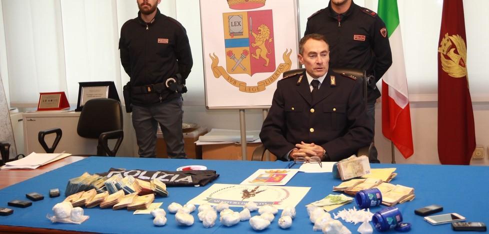 Gli spacciatori perdono il gruzzolo e un chilo di coca 