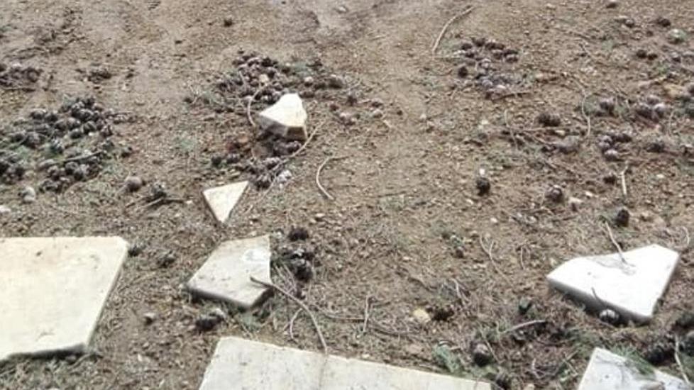 Ossa lasciate a terra nel cimitero di Ravi Scoppia la polemica social