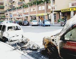 Le auto incendiate in via Marx