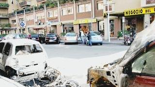 Le auto incendiate in via Marx