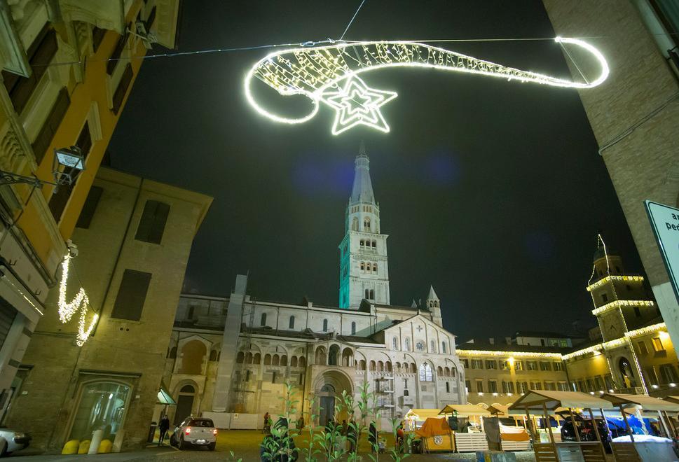 Si accendono le luminarie per il Natale modenese