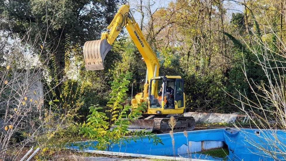 Ex piscina, sono iniziati i lavori per trasformarla in area verde