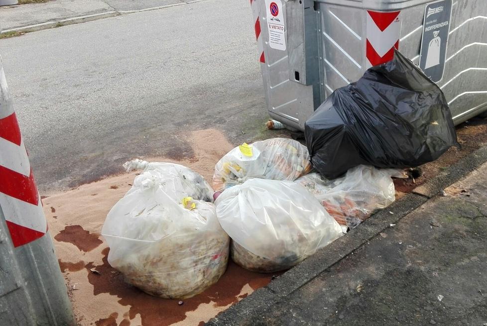 Rifiuti lasciati in strada Il cartellino giallo però non risolve il problema 
