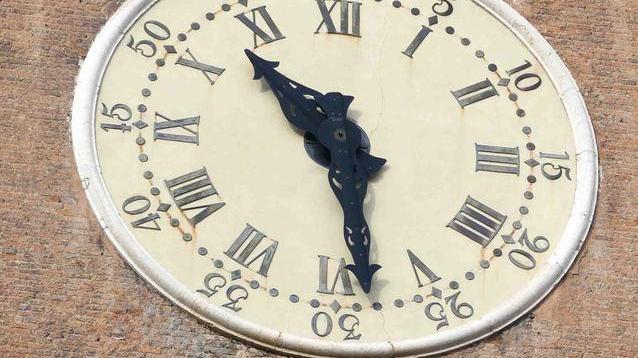 Sotto all’orologio un datario senza data