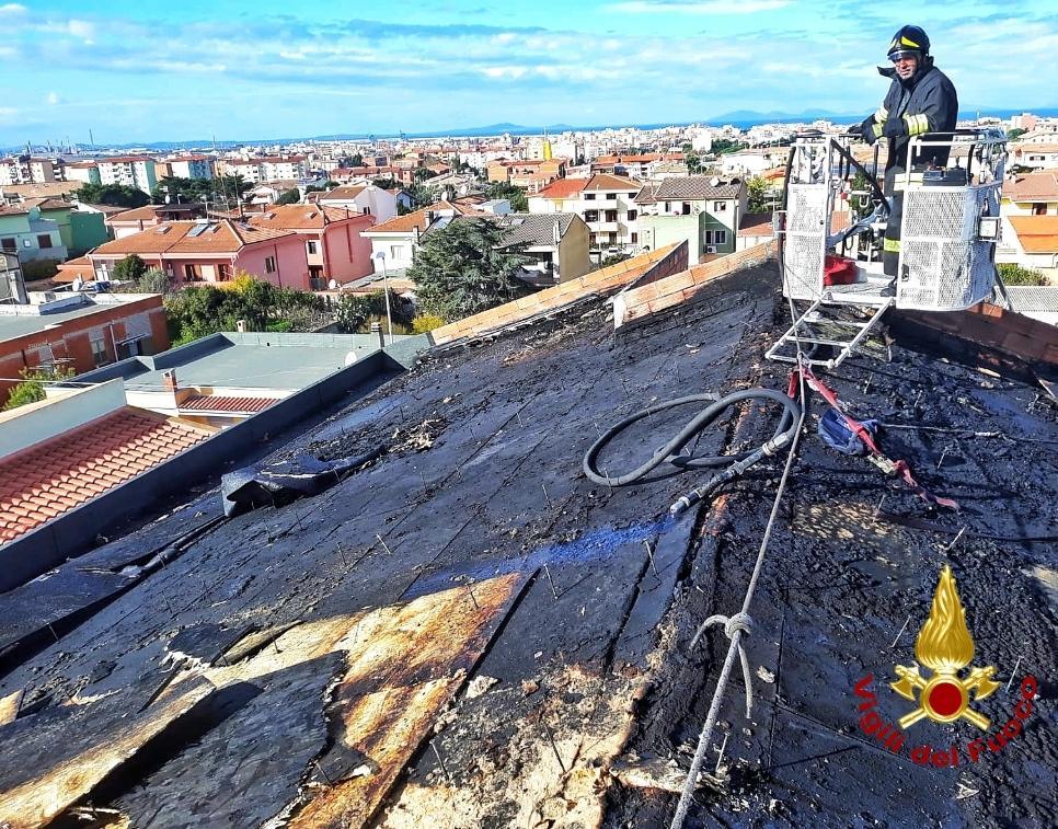 Brucia il tetto di una casa paura a Serra Li Pozzi 