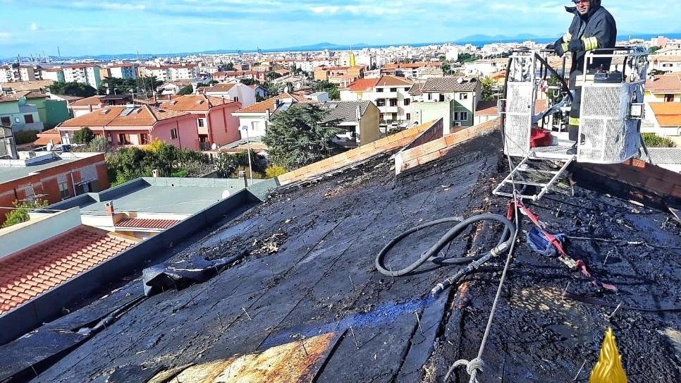 Brucia il tetto di una casa paura a Serra Li Pozzi 