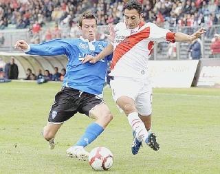 A sinistra Simone Iacoponi in azione nel corso della partita giocata sabato scorso (da titolare) a Mantova Sopra il serbo Nikola Gulan, arrivato in estate dalla Fiorentina con la formula del prestito, durante la sfida contro il Piacenza e, a destra, il difensore centrale Gabriele Angella nel match col Cittadella