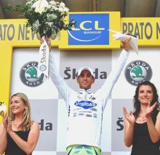 Vincenzo Nibali sul podio A destra il ds Franceschi