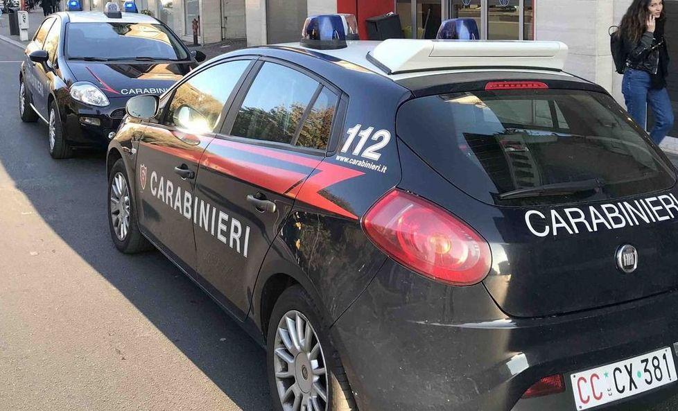 Ruba e minaccia la commessa Preso dal carabiniere in licenza 