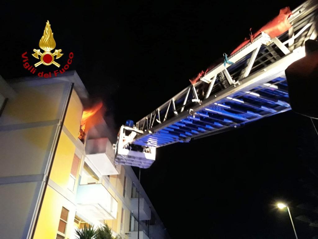 Tragedia nella notte a Porto Torres: 25enne muore nel rogo della sua casa, grave la madre