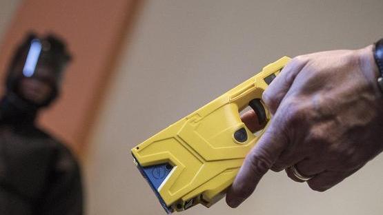 Reggio Emilia, taser agli agenti di polizia penitenziaria. Il ministro della Giustizia dice “no”