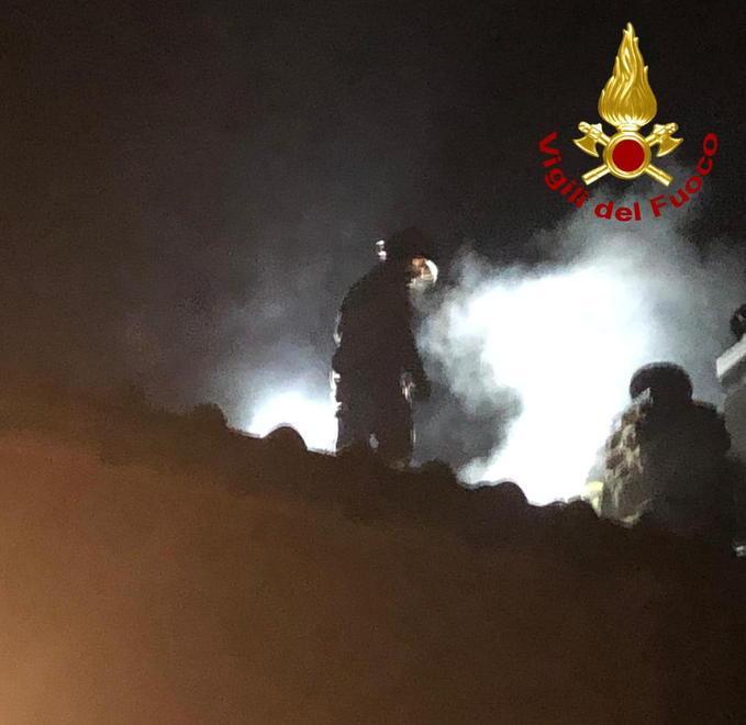 I vigili del fuoco sul tetto della palazzina di via Branaccia