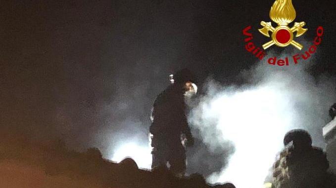I vigili del fuoco sul tetto della palazzina di via Branaccia