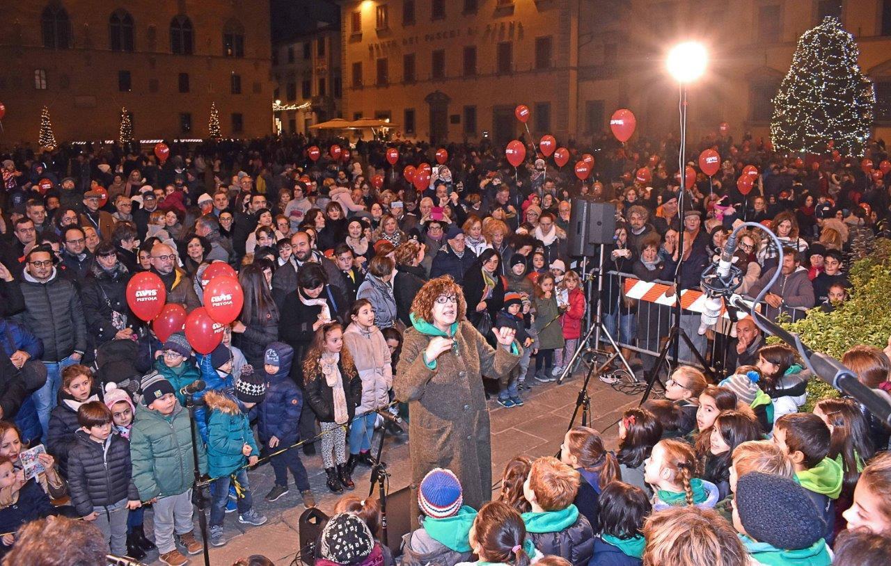 L’accensione del grande albero dà il via alle festività natalizie 