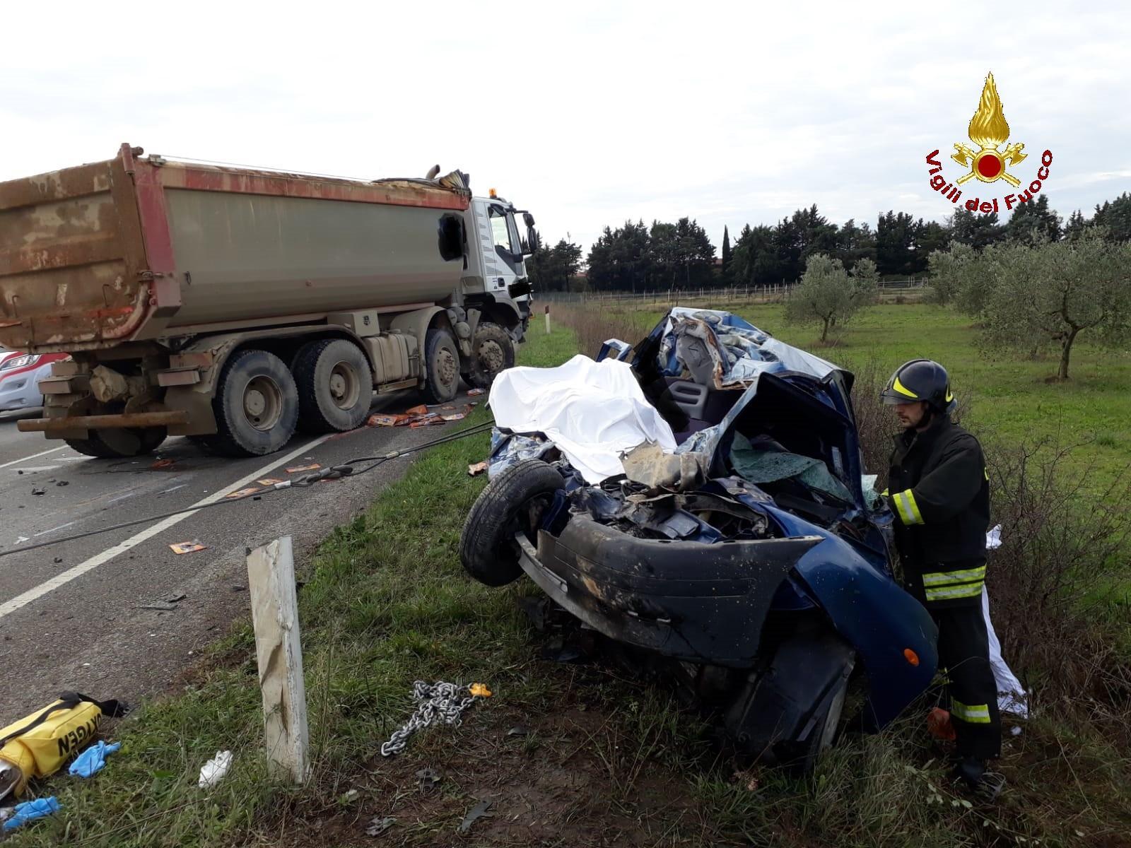 Con l’auto contro il camion: muore a pochi metri da casa