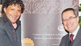 Una riunione nella sala consiglio. In alto stretta di mano tra Incerpi (a sin.) e Morandi