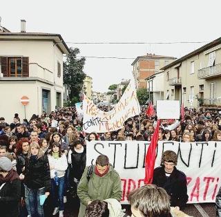 Due immagini della manifestazione degli studenti che si è svolta ieri mattina nel centro di Empoli