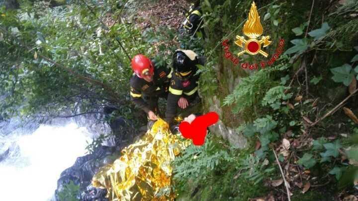 L'escursionista soccorso e imbragato dai vigili del fuoco