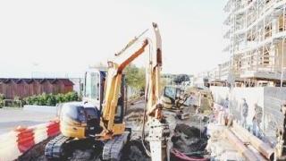 Due immagini dei lavori per l’arredo urbano di viale della Vittoria a Marina