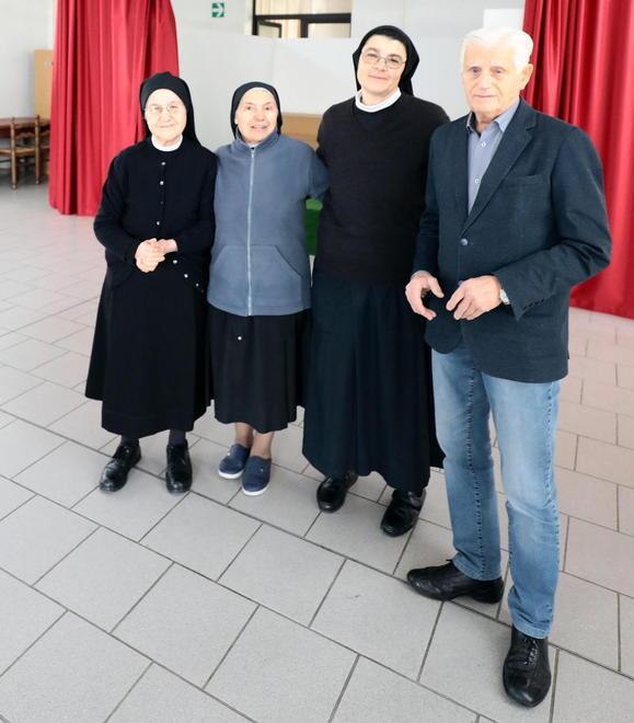 Da sinistra suor Maria Teresa, suor Teresa, suor Lucia e Graziano Pellegrini (Foto Agenzia Carlo Sestini)